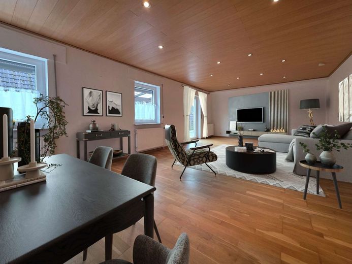 Pendler aufgepasst, das ist Ihr Haus! Viel Platz mit top Infrastruktur, Teilvermietung möglich – EG Wohnzimmer (virt. möbliert)