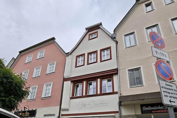 Bad Neustadt a. d. Saale में प्रमुख केंद्रीय स्थान पर आंशिक रूप से नवीनीकृत आवासीय एवं व्यावसायिक भवन