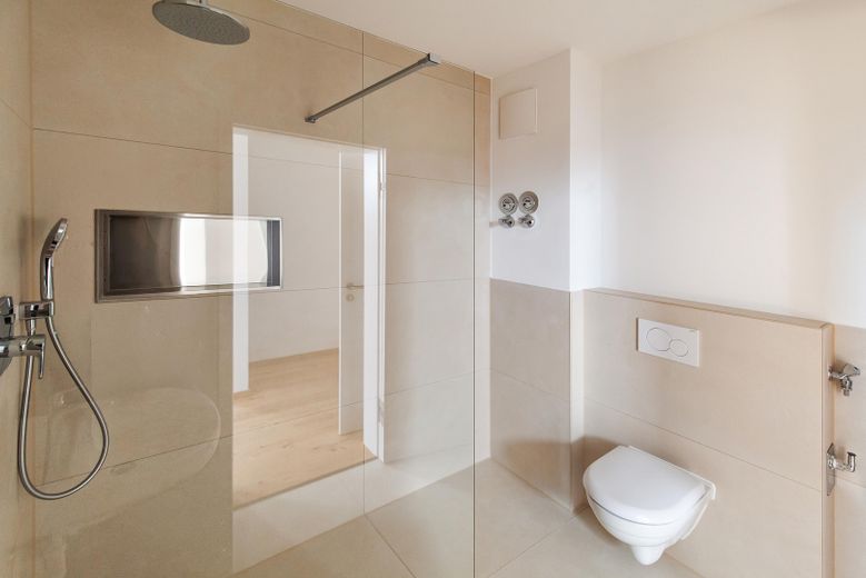 PROVISIONSFREI - Traumhafte Galerie-Wohnung im Erstbezug am Dorfplatz von Augsburg-Inningen – Badezimmer UG