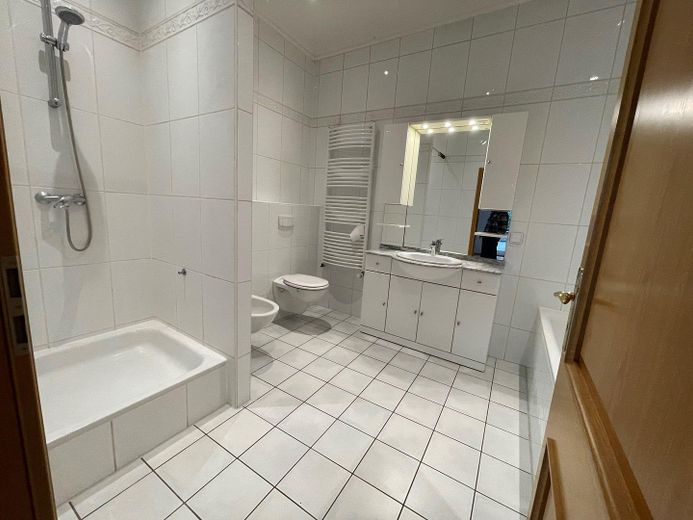 Gemütliche, ebenerdige Doppelhaushälfte im Landhausstil! – 1. Bad mit Dusche u. Wanne