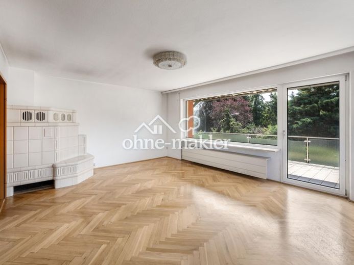 Elegante appartamento di 3 locali con parquet a spina di pesce, balcone XL e stufa in maiolica +++ senza commissione +++ – Foto 1