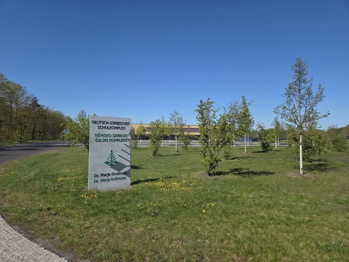 Von Privat: Mehrfamilienhaus mit 24WE in Gemeindekern von 02959 Schleife – Schulkomplex
