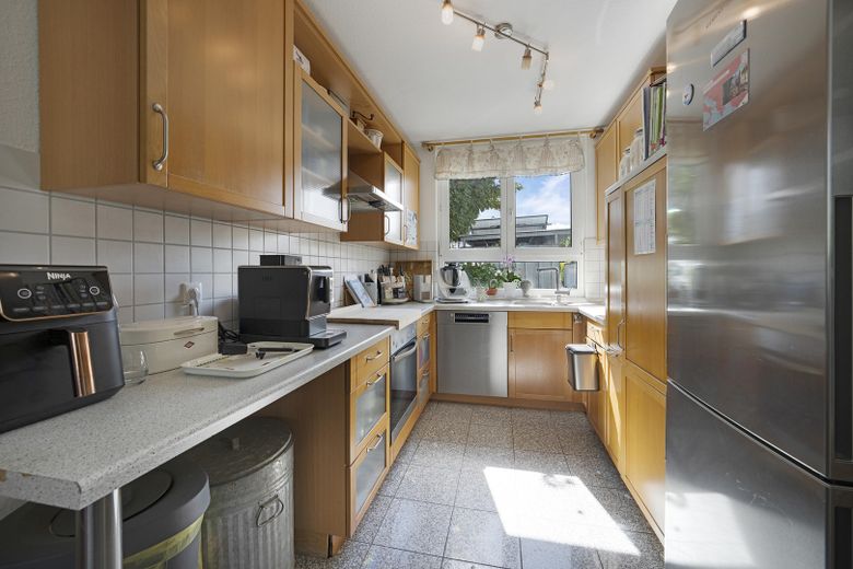 Reihenendhaus in Roßdorf mit 6 Zimmern, Terrasse und Garten: Platz für die ganze Familie – Küche