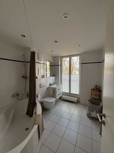 Stilvoll wohnen in Moosach/Nymphenburg: Helle 2-Zimmer-Wohnung mit Balkon in idyllischer Wohnanlage – Bad