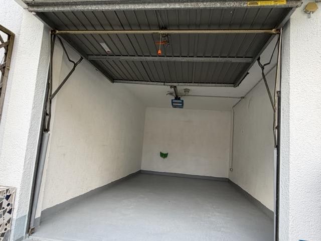 Modernes Familien-Reihenhaus in ruhiger Lage von Regensburg-Burgweinting – 2a_Garage eTor & Wasser