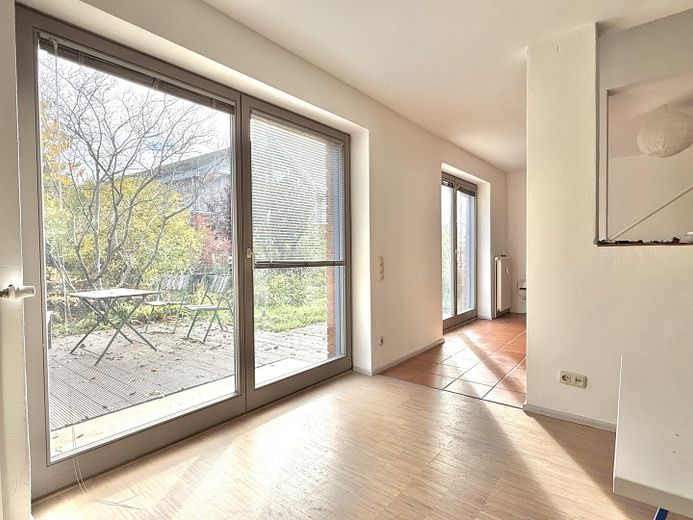 Zmodernizowany dom bliźniaczy przy obszarze chronionego krajobrazu / bez prowizji – EG Wohnzimmer