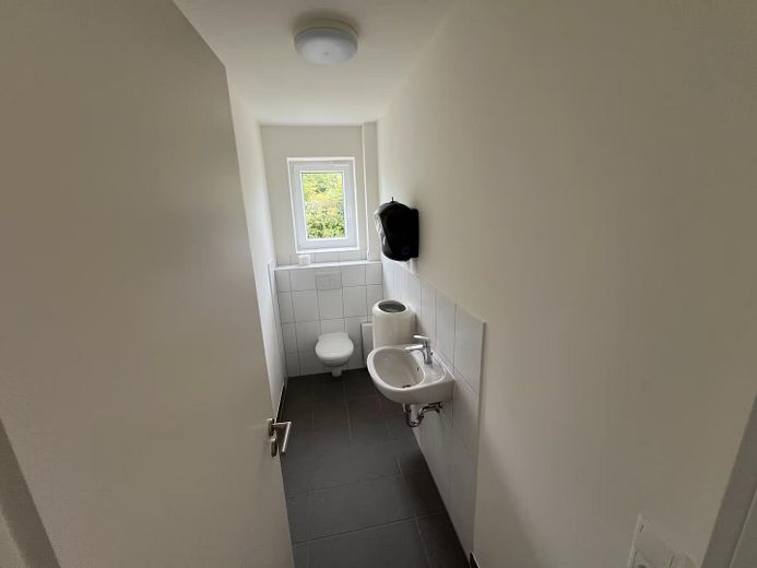 Новое коммерческое помещение (300 м²) с офисом, 1.500 м² открытой площадки и отличным подключением к A25 – Foto 7