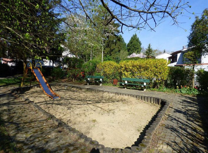Außenanlage mit Spielplatz
