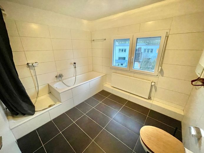 ein neues Zuhause - auch für große Familien - zum fairen Preis – 1. OG Fensterbad