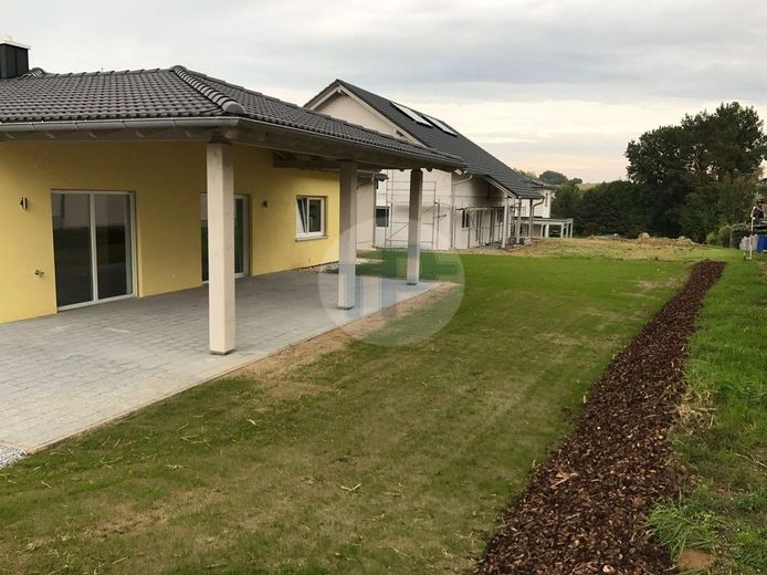 RESERVIERT! WALMDACHBUNGALOW MIT GARAGE UND CARPORT IN TRAUMHAFTER SIEDLUNGSRANDLAGE – Ansicht 3