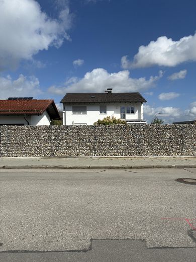 Beste Wohnlage und hochwertige Ausstattung, Garten Süd-West Ausrichtung mit Pool – Strassenansicht Süden