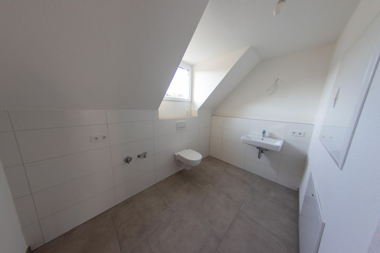 Moderne Neubau-Maisonettewohnung mit hochwertiger Ausstattung, Balkon und EBK – Gäste-WC