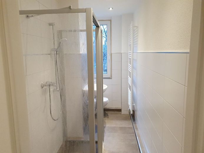 Topsanierte 3-Raum-Wohnung mit Balkon und sehr schöner Einbauküche – Bad mit ebenerdige Dusche