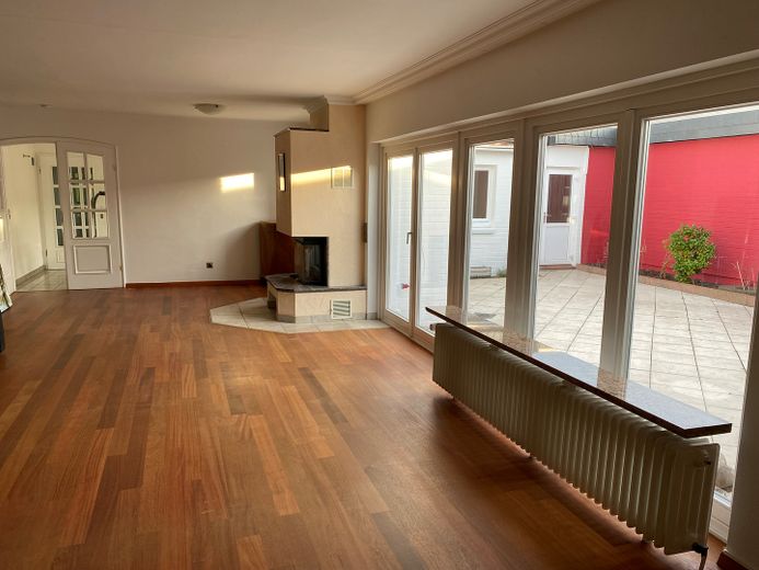 Atrium Bungalow alles auf einer Ebene in Schenefeld Dorf direkt am Klövensteen Forst – Wohnzimmer