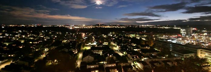 Bezugsfreie 4-Zi.-Wohnung inkl. TG-Stellplatz & Traumaussicht! – Ausblick am Abend
