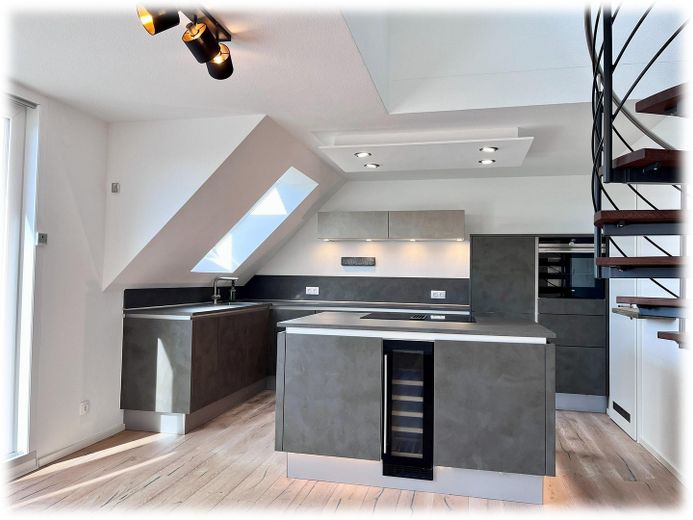 Toekomstbestendig wonen: moderne KfW-55-maisonette (A+) met groot dakterras & 2 parkeerplaatsen – Küche_1
