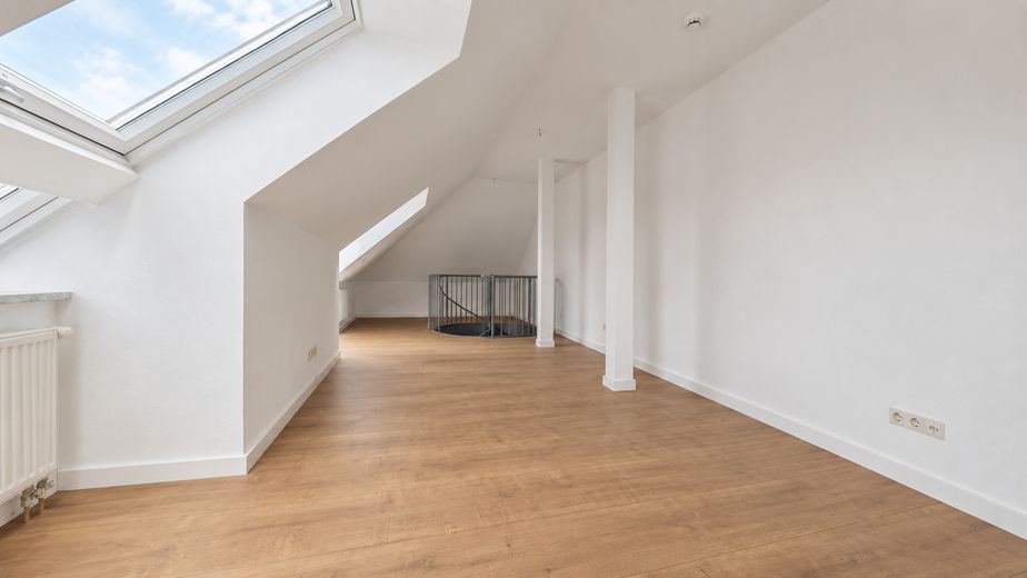 Quasi-apartment within a 3-person shared flat with a view over Leipzig – Wohnbereich