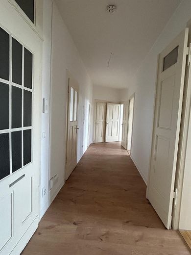 Frisch renoviert: 4-Zimmer-Whg. mit franz. Balkon am Rande des Paulusviertels – Blick von der Eingangstür