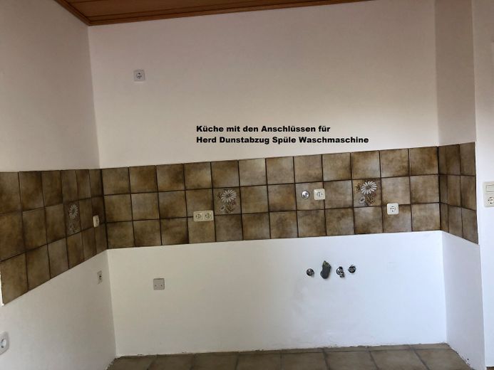 ruhige DG Wohnung mit Südb. in Wohnbereichstr. sucht langfristigen ruhigen Nichtraucher Mieter – Küche mit Anschlüssen