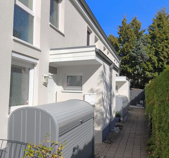 Zentrales und energieeffizientes Townhouse mit Tiefgarage und Keller – Hauseingang mit Sonne