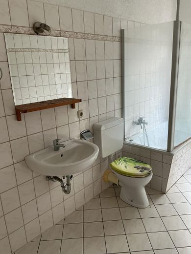 Stilvolle 1 Raumwohnung im Norden von Erfurt – Bad mit Badewanne