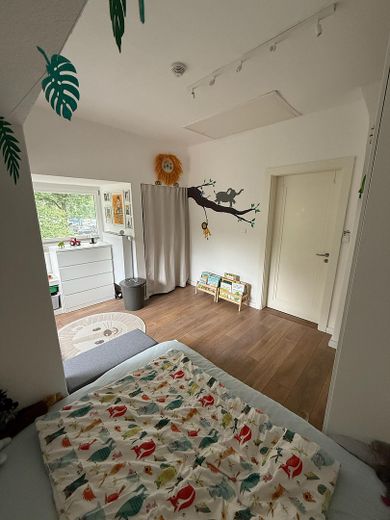 Stilvolles Einfamilienhaus mit 1.800 m2 Südgrundstück und hochwertiger Ausstattung – Kinderzimmer OG