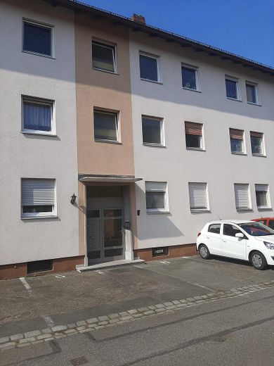 Appartamento ristrutturato con 2 locali, balcone e posto auto, arredamento opzionale – Hauseingang