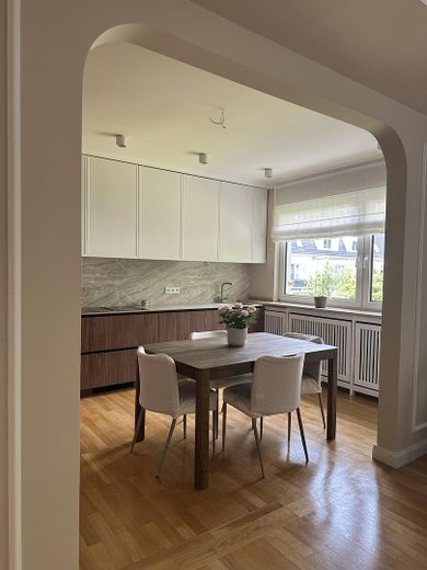 Saniert & bezugsfrei in Westend: 130 m², 2 Balkone, 2 Bäder, Stellplatz – provisionsfrei – Küche