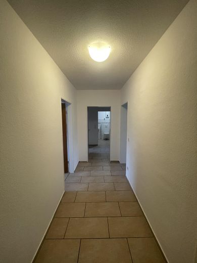 Geräumige 5- Zimmer Wohnung mit Balkon im 2. OG – Flur