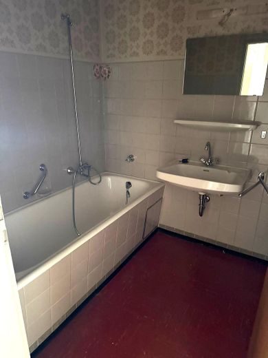 شقة سكنية شاغرة من 3-4 غرف، بحاجة إلى التجديد، مع 3 شرفات ومصعد – Badezimmer