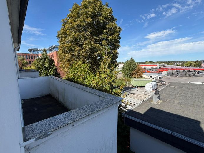 Cazibeli yaşam: Hilden’de balkonlu 3 odalı eski bina dairesi – Balkon