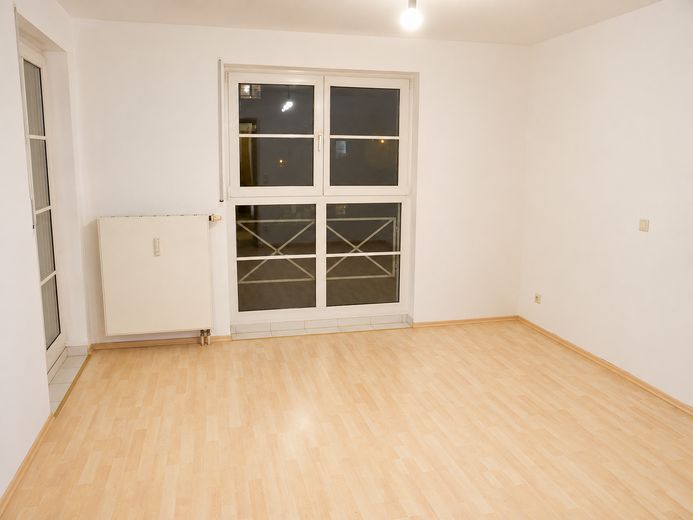 Moderne 2-Zimmer Wohnung mit  2 Balkonen in Werneuchen – Schlafzimmer mit Balkonzugang 