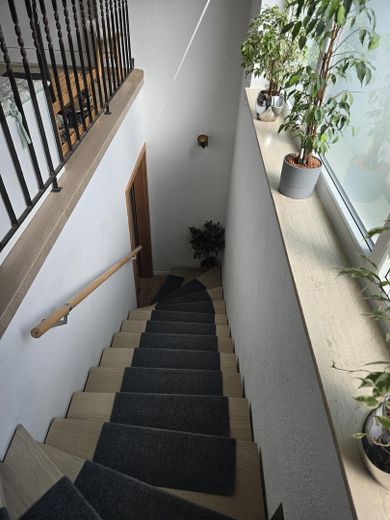 Einfamilienhaus in traumhafter Lage mit Panoramablick auf Bodensee und Schweizer Berglandschaft – Treppenhaus