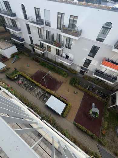 Lichtenberg'de geniş manzaralı modern yaşam: 4 oda, yerden ısıtmalı yeni bina – Hof mit Spielplatz