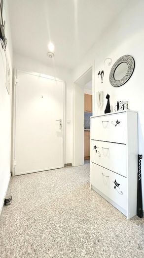 Flur mit Blick auf die Wohnungstüre