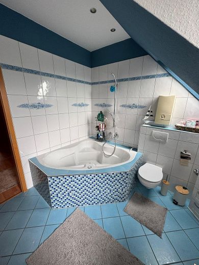 Vielseitiges Wohnhaus: Großfamilie oder 3×3-Zimmer-Wohnungen + Gewerbe & Garten – 3. Etage Badezimmer