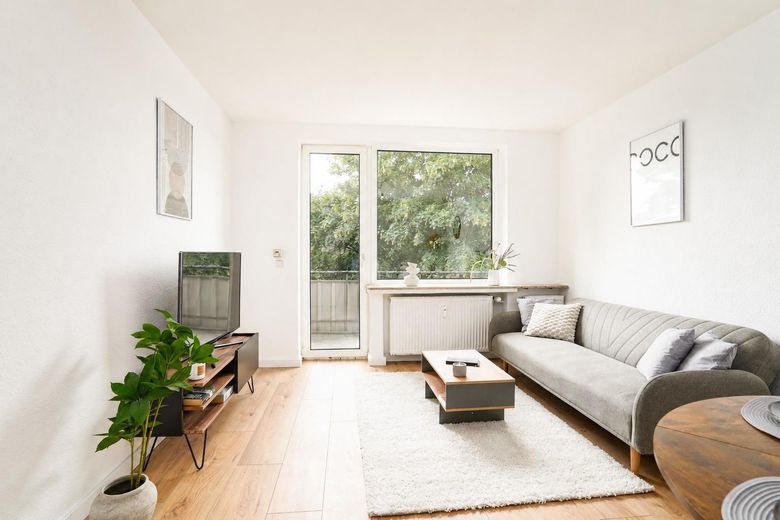 Erstbezug nach Sanierung - 2-Zimmer + neue Küche + Balkon + Garage – Wohnzimmer