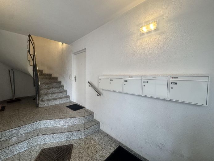 Stylische DG-Maisonette in Mirow – Treppenhaus