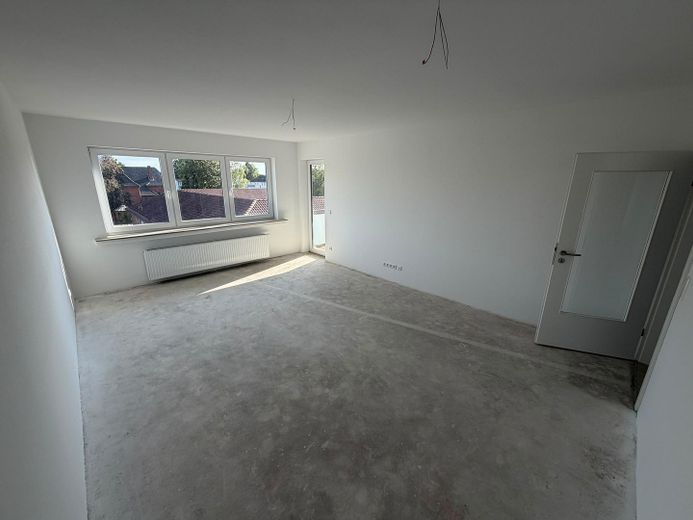 2-3 Zimmer Wohnungen: Erstbezug nach Kernsanierung – Moderne Wohnungen in zentraler Lage von Lehrte – Wohnzimmer + Balkon 3 Zi. Wg.