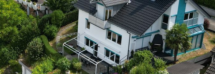 Sehr großes Architektenhaus mit Pool + Sauna.
