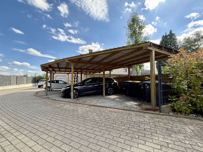 Fröndenberg-Ardey: Attraktives und solides Wohnhaus in Privatstraße mit drei vermieteten Einheiten! – Carportanlage