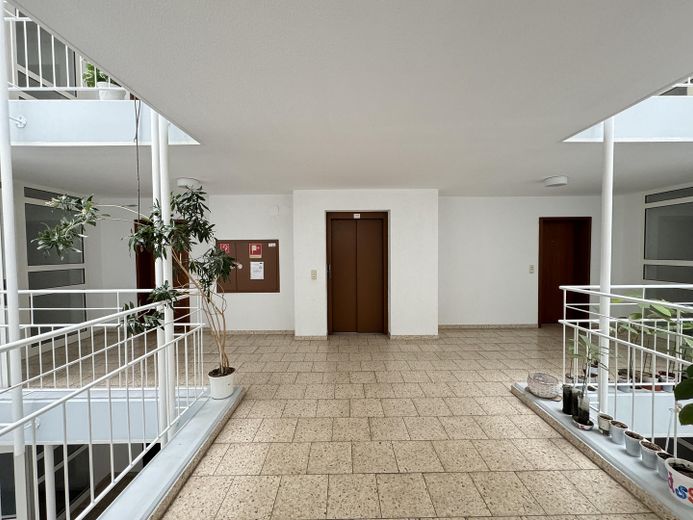 2-комнатная квартира с балконом и местом в подземном гараже – Treppenhaus mit Aufzug