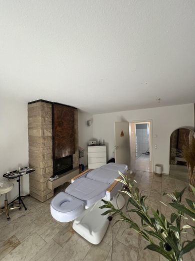 3 separate Gewerbeeinheiten ideal für Kosmetikstudio, Friseurladen, Massagesalon usw. – Größeres Studio mit Terrasse