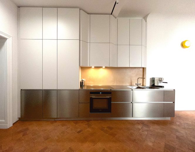 Einzigartige Wohnung | privater Eingang | bezugsfrei | ohne Provision – Raumhohe EBK, Edelstahl