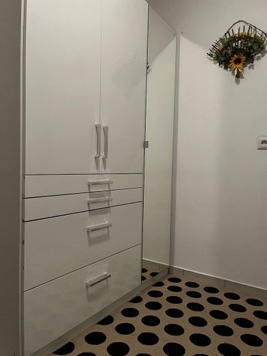 Modern Apartment mit Küche und Möbel in beste Lage – Foto 2