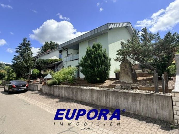 EUPORA® Immobilien: Oberwiesen में गैरेज और बगीचे वाला विशाल आवासीय घर। – फोटो 1