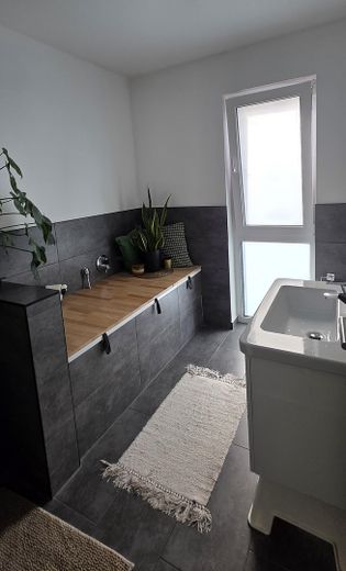 Piso muy moderno y luminoso con balcón y cocina amueblada en Troisdorf, Müllekoven – Vollbad