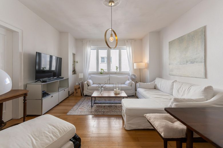 Zonder makelaarscourtage! 3-kamerappartement in een oud gebouw (ca. 102 m²) incl. balkon en garage in de Südweststadt – Wohnzimmer