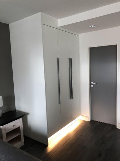 Loft an der Elbe mit Balkon und Blick auf den Elbtower, neben Hafencity – Einbauschrank