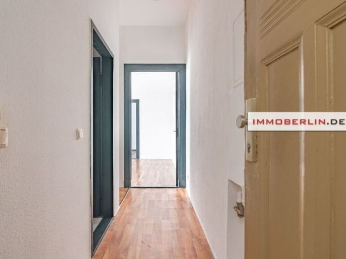 IMMOBERLIN.DE - Luminoso piso antiguo libre de ocupación con tranquila terraza en una popular zona de barrio – Foto 1